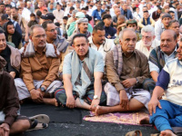 قيادات الانتقالي تؤدي صلاة العيد في ملعب الفقيد باوزير