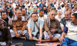 قيادات الانتقالي تؤدي صلاة العيد في ملعب الفقيد باوزير