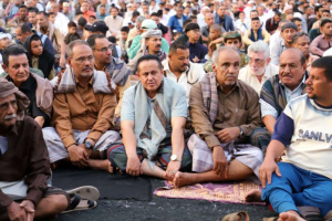 قيادات الانتقالي تؤدي صلاة العيد في ملعب الفقيد باوزير