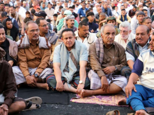 قيادات الانتقالي تؤدي صلاة العيد في ملعب الفقيد باوزير