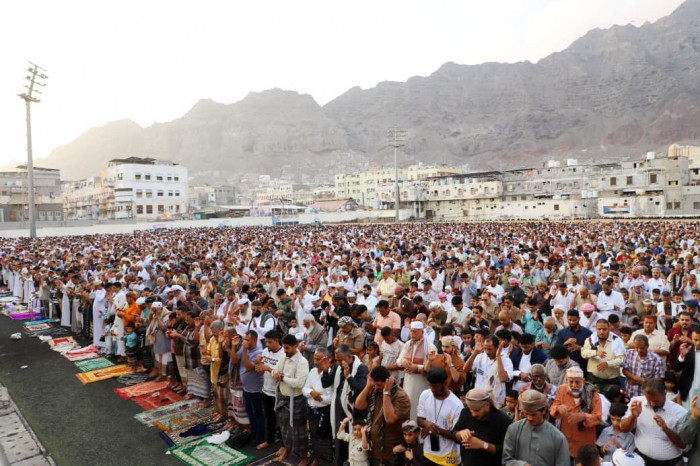 صلاة العيد في عدن.. رسائل الاصطفاف وتجديد العهد الشعبي صلاة العيد في عدن.. رسائل الاصطفاف وتجديد العهد الشعبي