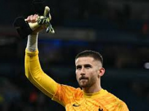 &nbsp;حارس توتنهام فيكاريو سيخضع لجراحة لعلاج الفتق