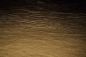 سيول مفاجئة تقطع الطريق الدولي في أحور