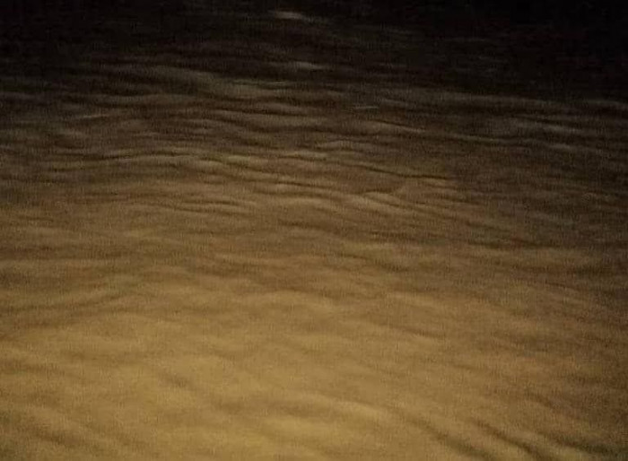 سيول مفاجئة تقطع الطريق الدولي في أحور سيول مفاجئة تقطع الطريق الدولي في أحور