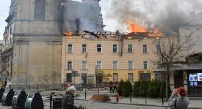 حريق في ميناء أوست-لوجا الروسي بعد هجوم أوكراني بمسيرات