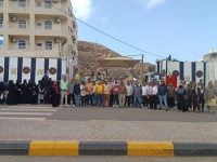 كوادر أمانة "الانتقالي" تواصل وقفاتها الاحتجاجية أمام مقر المجلس