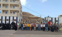 كوادر أمانة "الانتقالي" تواصل وقفاتها الاحتجاجية أمام مقر المجلس