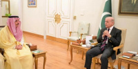رئيس وزراء باكستان يستقبل وزير الخارجية السعودي في إسلام آباد