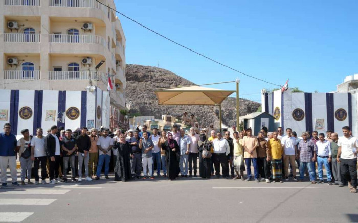 كوادر الأمانة العامة لـ"الانتقالي" تواصل التصعيد السلمي كوادر الأمانة العامة لـ"الانتقالي" تواصل التصعيد السلمي