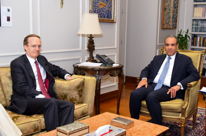 وزير الخارجية المصري يبحث مع مسؤول بالاتحاد الأوروبي تعزيز التعاون
