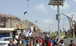 الجماهير تزحف لجولدمور لفتح مقري الجمعية الوطنية و"خارجية الانتقالي"