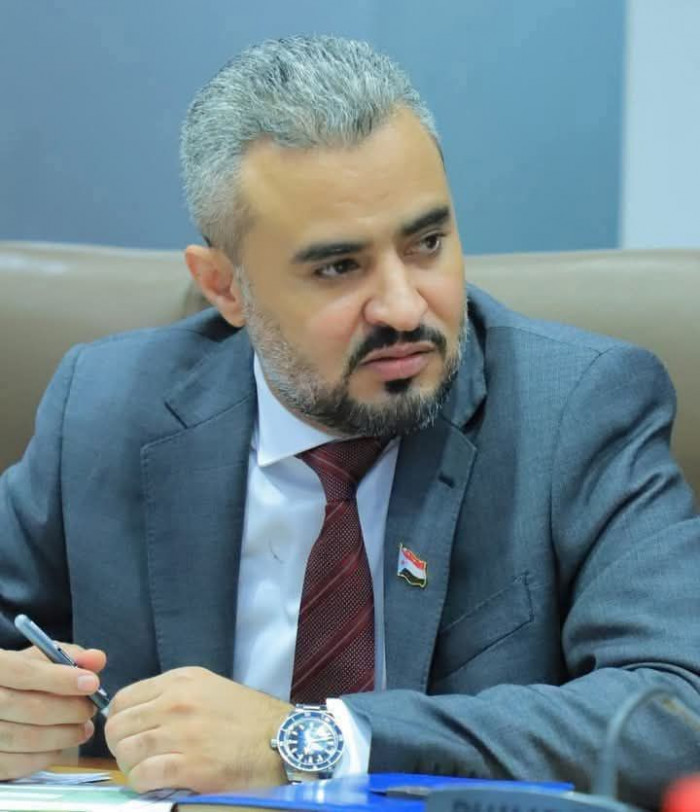 قال عبدالعزيز الشيخ ، رئيس هيئة الإعلام والثقافة بالأمانة العامة لهيئة الرئاسة، رئيس قطاع الإذاعة والتلفزيون الجنوبي، إن لدينا الكثير مما نود قوله لشعبنا الجنوبي الجبار الصامد؛ هذا الشعب الحي الذي لم يعرف الانكسار يوماً، والذي أثبت في كل المراحل أنه حاضر بإرادته، ثابت بمواقفه، ومؤمن بعدالة قضيته.. وأوضح في بيان اليوم الجمعة أنه "للحديث وقته، وللكلمة مكانها، وما لا يُقال اليوم سيُقال في حينه، في الزمان والمكان المناسبين قريباً جداً، إن شاء الله"، مضيفا "نكتفي هنا بإرسال رسالتين مختصرتين إلى كل الأحرار الشرفاء من أبناء شعبنا الجنوبي المكافح، الذين كانوا وما زالوا عنواناً للصمود والتضحية والفداء والشموخ".. وتابع "الرسالة الأولى: سيروا وعين الله ترعاكم، واثقين بنصره، ثابتين على مواقفكم؛ فوالله العظيم، الذي رفع السماء بغير عمد، إننا 