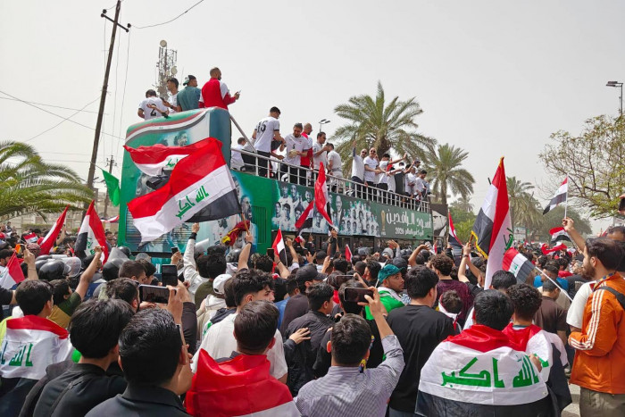 المنتخب العراقي يجوب شوارع بغداد بحافلة مكشوفة احتفالا بالتأهل لكأس العالم بعد 40 عام…