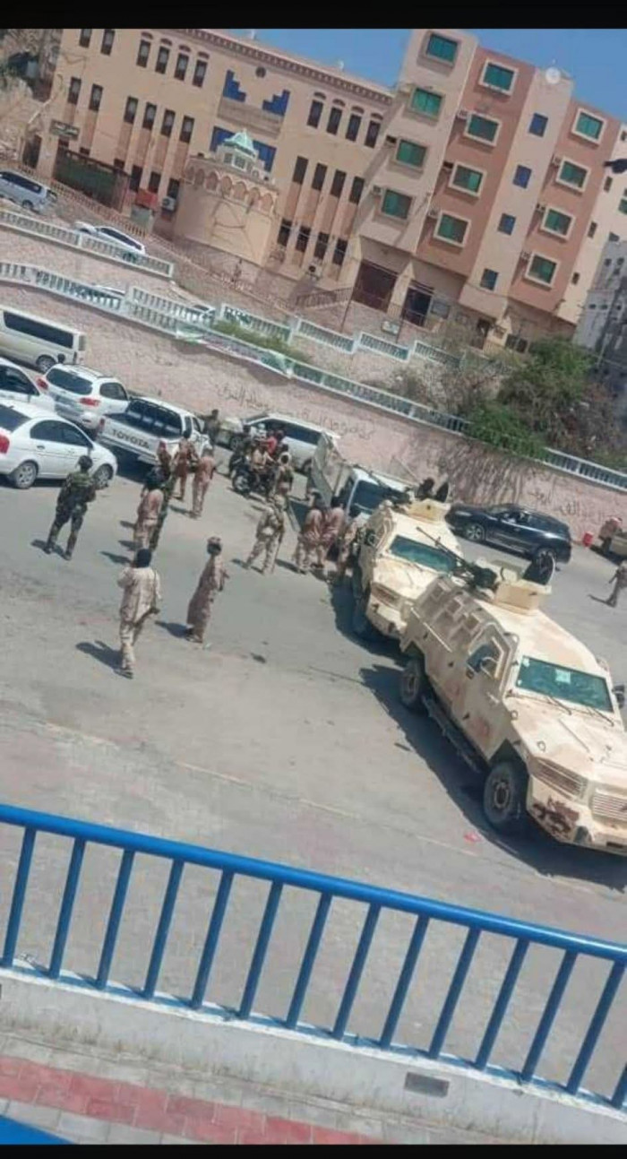 سلطات الأمر الواقع تقطع الطرق لعرقلة مسيرة المكلا 