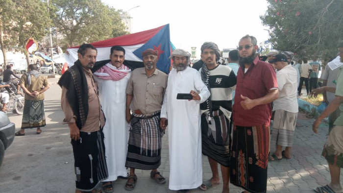 رغم القمع.. المتظاهرون يتجاوزون أول حاجز أمني للمشاركة بمسيرة المكلا 