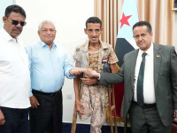 بتكليف من الرئيس الزُبيدي.. تكرّيم البطل علوي عبدالله بـ "درع الصمود"