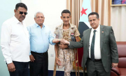 بتكليف من الرئيس الزُبيدي.. تكرّيم البطل علوي عبدالله بـ "درع الصمود"