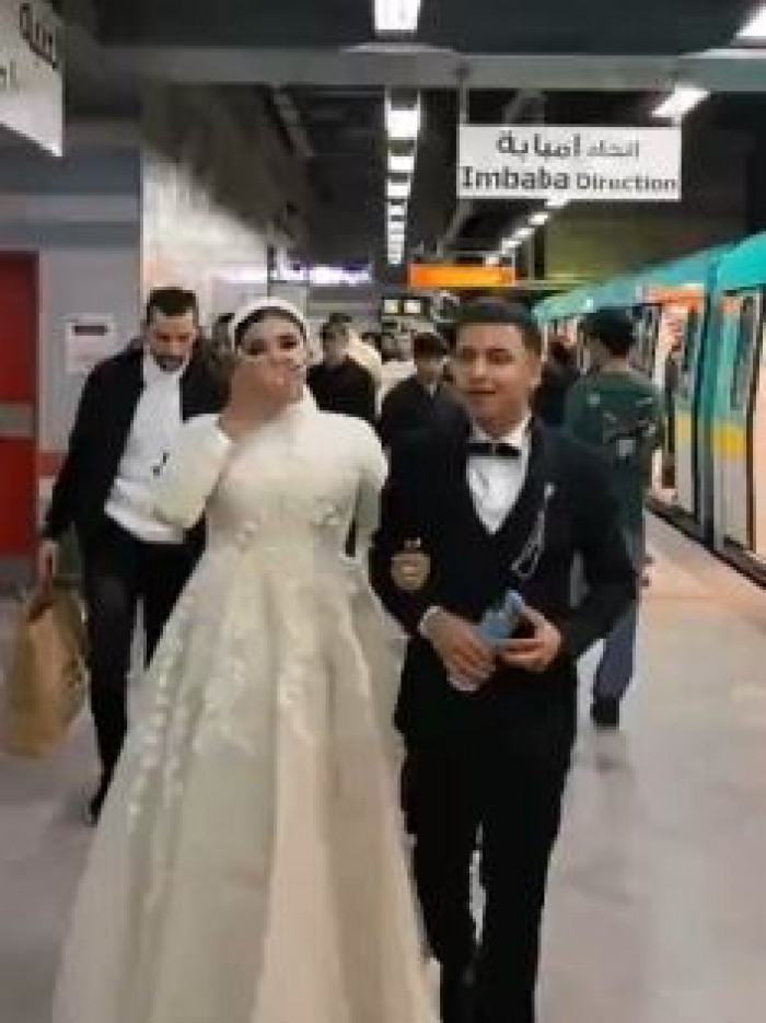 عروسان مصريان يلفتان الأنظار باستقلال المترو يوم زفافهما (فيديو)