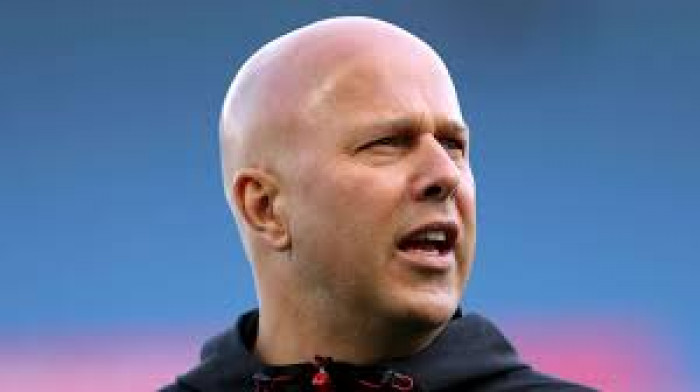 سلوت: إيساك رافقنا لمواجهة سان جيرمان لكنه لن يلعب أساسيًا 