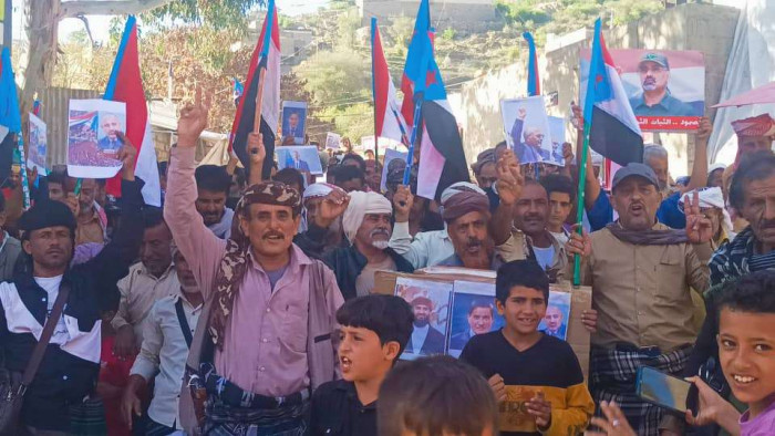 نظمت القيادة المحلية للمجلس الانتقالي الجنوبي في مديرية سرار يافع بمحافظة أبين، اليوم الأربعاء، مسيرة جماهيرية حاشدة للتضامن مع أبناء محافظة حضرموت، وتنديداً بأعمال القمع والانتهاكات التي طالت المتظاهرين السلميين والناشطين والإعلاميين بالمحافظة.. تحركت المسيرة التي تقدمتها رموز من قيادات المجلس ومشائخ ووجهاء وشخصيات اجتماعية وتربوية، لتجوب شوارع المديرية، حيث رفع المشاركون أعلام دولة الجنوب وصور القيادة السياسية، مرددين هتافات غاضبة تدين استخدام القوة المفرطة ضد المدنيين في حضرموت.. للتفاصيل. اقرأ المزيد من المشهد العربي 