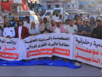 أبناء المهرة يحتشدون في الغيضة تنديداً بتدهور الخدمات وتأخر الرواتب