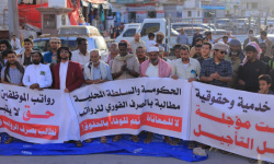 أبناء المهرة يحتشدون في الغيضة تنديداً بتدهور الخدمات وتأخر الرواتب