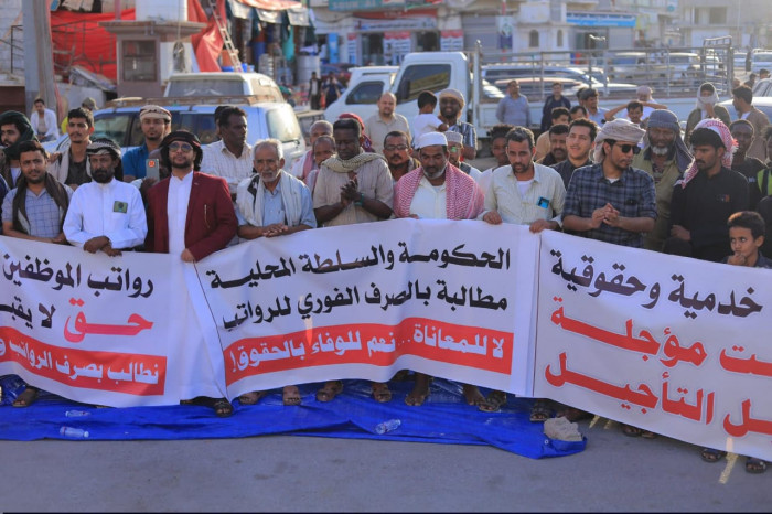 أبناء المهرة يحتشدون في الغيضة تنديداً بتدهور الخدمات وتأخر الرواتب