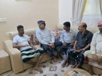 وفد من انتقالي حضرموت يتفقد الجريح أسامة الجامع