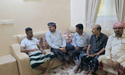 وفد من انتقالي حضرموت يتفقد الجريح أسامة الجامع