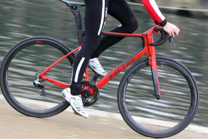 إيقاف متسابق دراجات نيوزيلندي بعد اعتدائه على منافس خلال سباق 