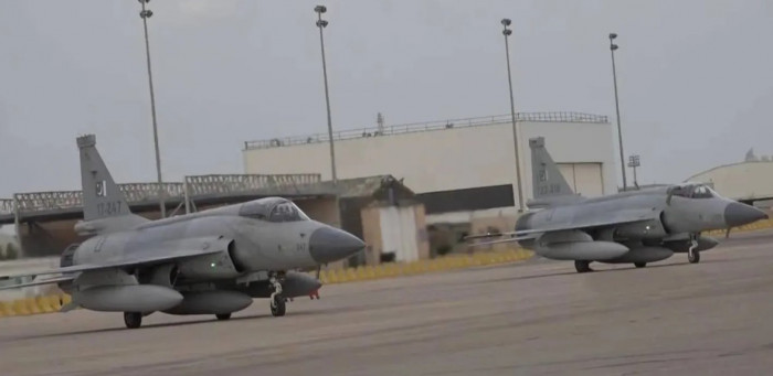 ضمن اتفاقية مشتركة.. قوة عسكرية باكستانية تصل السعودية 