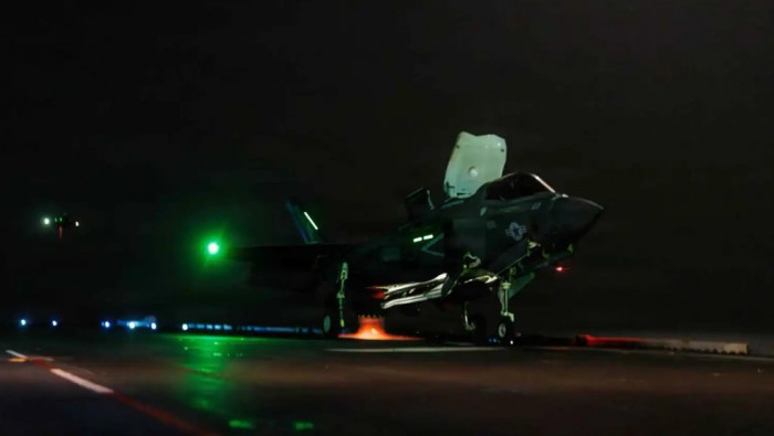 الجيش الأمريكي يشن عمليات طيران ليلية في بحر العرب الجيش الأمريكي يشن عمليات طيران ليلية في بحر العرب