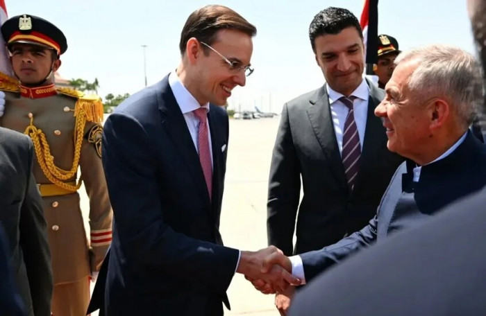 حاكم جمهورية تتارستان يصل مصر 