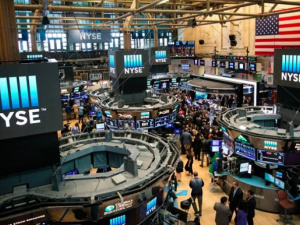 بداية التداولات.. المؤشرات الأمريكية تلامس مستويات تاريخية