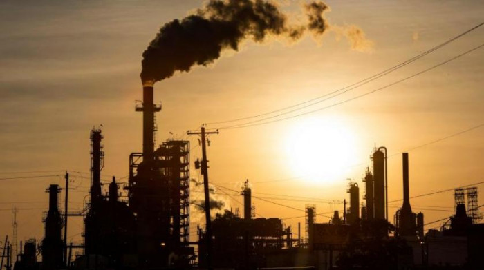 حريق ضخم في مصفاة جيلونج يهدد إمدادات الوقود في أستراليا 