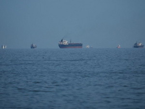 إيران: عدد محدد من السفن سيعبر مضيق هرمز