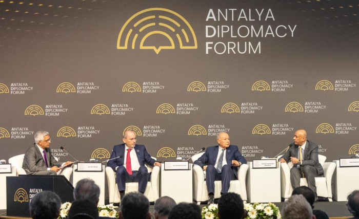 الأمين العام لمجلس التعاون يؤكد التزام المجلس بالتنمية والسلام