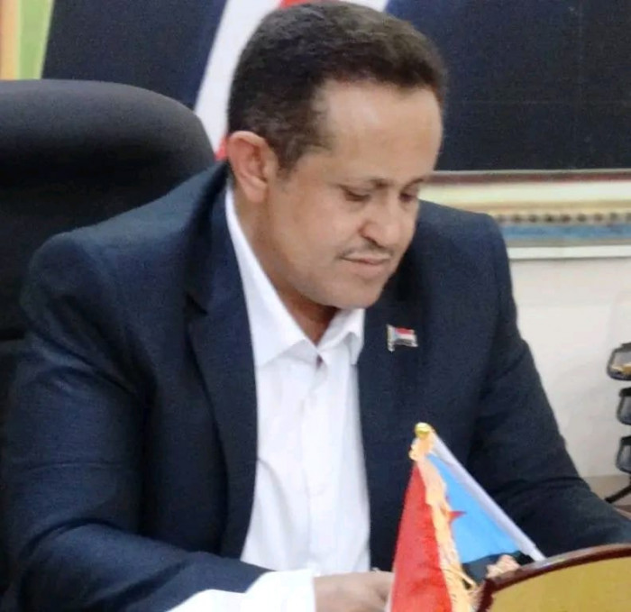 قال وضاح الحالمي ، القائم بأعمال الأمين العام للمجلس الانتقالي الجنوبي، إن 4 مايو ليس مجرد ذكرى، بل عهدٌ متجدد بين القيادة والشعب، وتفويضٌ راسخ لا يسقط بالتقادم ولا تهزه المؤامرات".. وأردف في منشور على منصة إكس اليوم الأحد "يا أحرار وحرائر الجنوب، من المهرة شرقًا إلى باب المندب غربًا، كونوا في الموعد، واحتشدوا كما عهدناكم، صفًا صلبًا خلف قيادتكم".. وتابع "لتجددوا العهد للرئيس القائد عيدروس قاسم الزبيدي رئيس المجلس الانتقالي الجنوبي، ولتبعثوا برسالة واضحة: أن الإرادة الشعبية عصيّة على الكسر"، مؤكدا أن "حضوركم موقف، وصوتكم قوة، ورصّ الصفوف انتصار يُكتب في سجل التاريخ".. للتفاصيل. اقرأ المزيد من المشهد العربي 