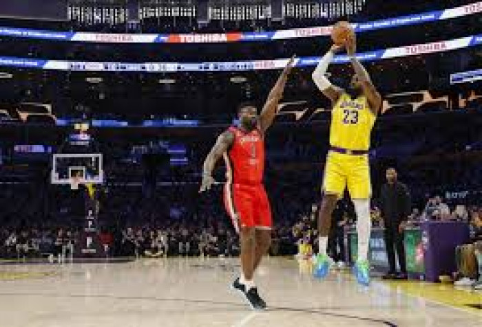 ليبرون جيمس يسجل 28 نقطة ليتقدم ليكرز 2-صفر على روكتس في السلسلة