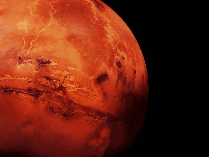 بقعة مظلمة تواصل زحفها على سطح المريخ منذ 50 عاماً