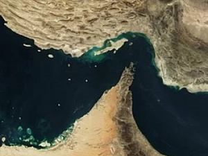 إطلاق النار على 3 سفن في مضيق هرمز