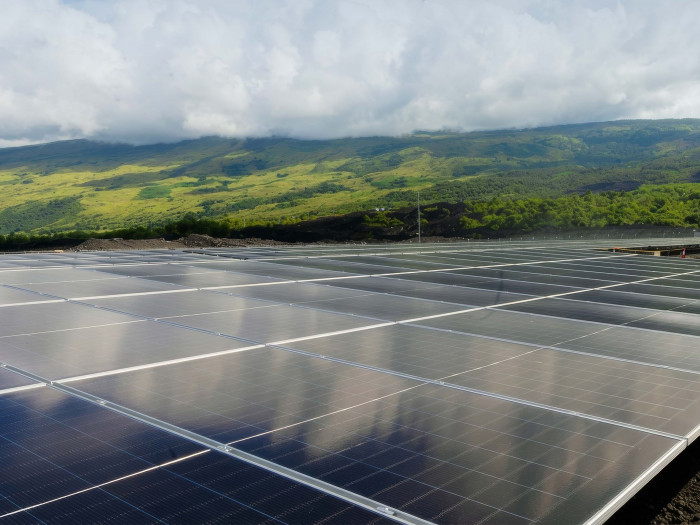 مشاريع نوعية تعزز الوصول إلى الطاقة المتجددة حول العالم