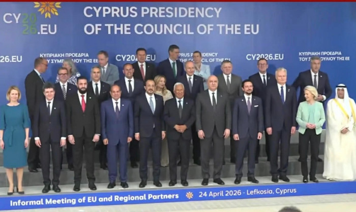 السيسي يشارك صورة تذكارية مع الرؤساء المشاركين بالاجتماع التشاوري في نيقوسيا