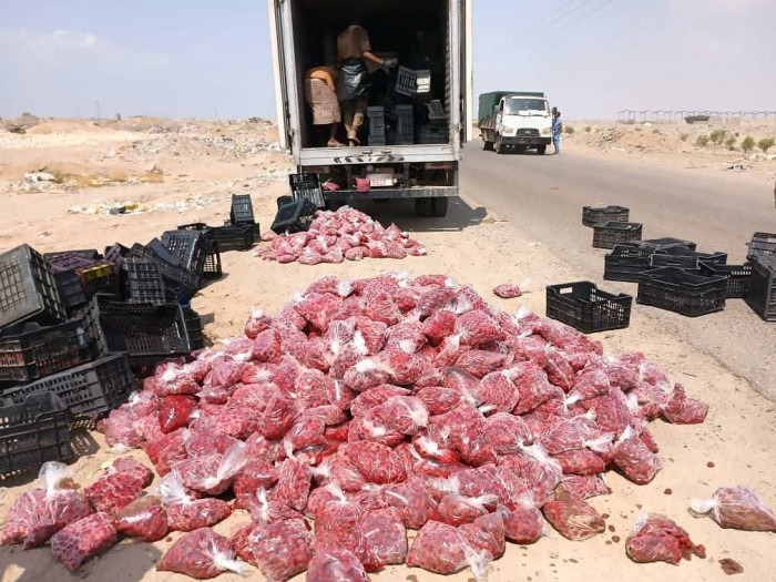 صحة البيئة يعلن إتلاف 1500 كيلو جرام من الفراولة الفاسدة في عدن 