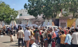 اعتصام الجرحى وأسر الشهداء في عدن للمطالبة بصرف المرتبات