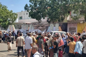 اعتصام الجرحى وأسر الشهداء في عدن للمطالبة بصرف المرتبات