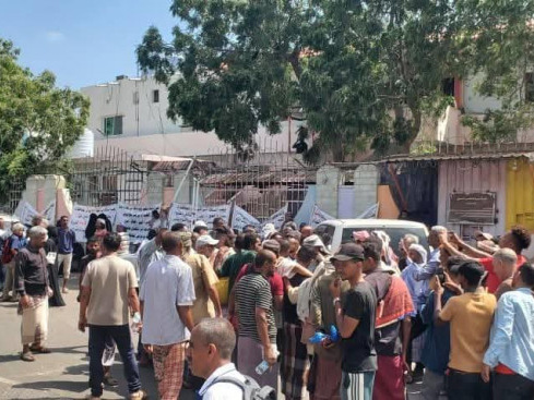 اعتصام الجرحى وأسر الشهداء في عدن للمطالبة بصرف المرتبات