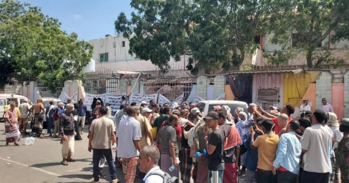 اعتصام الجرحى وأسر الشهداء في عدن للمطالبة بصرف المرتبات 