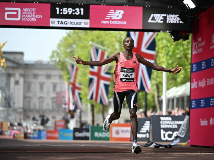 الكيني ساوي أول عداء يقطع ماراثون في أقل من ساعتين