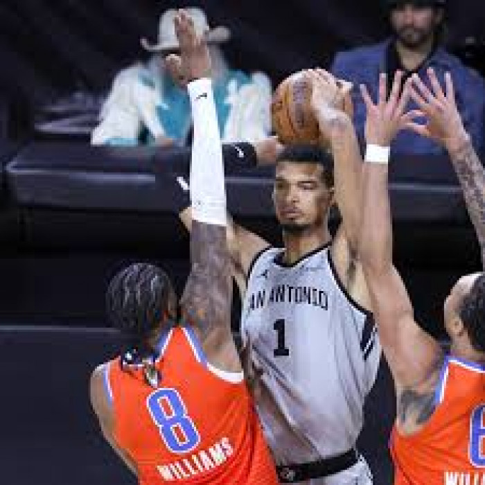 سبيرز يصعق تريل بليزرز في عودة فيكتور ويمبانياما